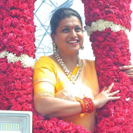  இதையடுத்து நெட்டிசன்களின் ட்ரோலுக்கு ஆளாகியிருக்கிறார் ரோஜா.