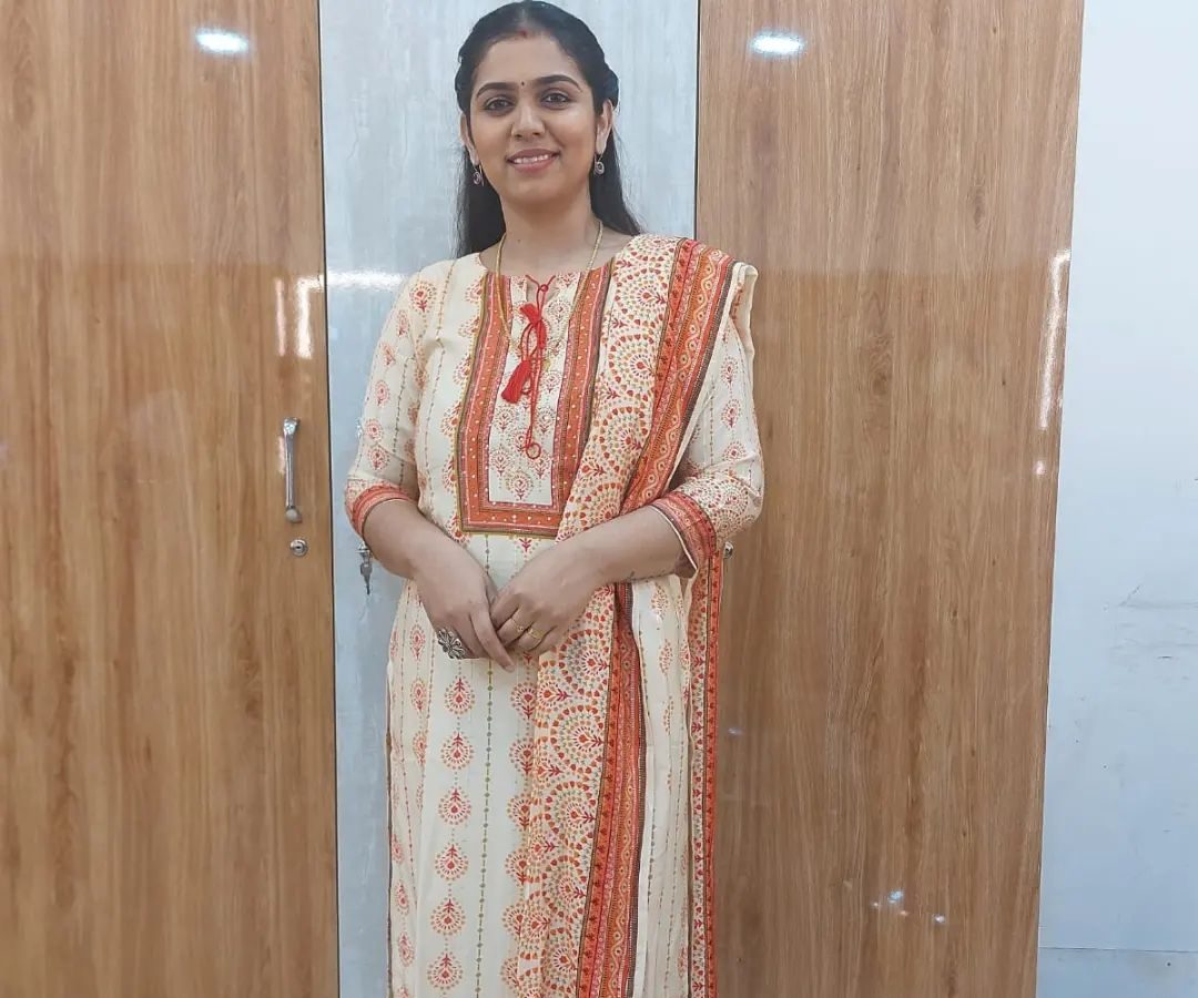  ஒருமுறை ரெயிலில் இருந்து தள்ளிவிட்டு கொல்ல முயற்சித்தார். இதுதவிர எனது ஹேண்ட் பேக்கை எடுத்துக்கொண்டு சென்ற அவர், தனது வீட்டுக்கு வந்து வாங்கிக்கொள்ளுமாறு அழைத்தார்.
