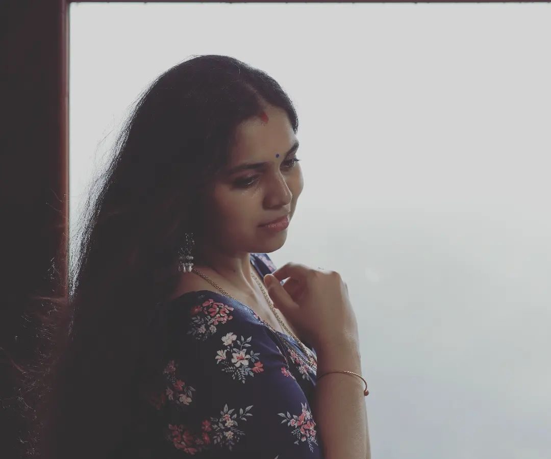  ஷூட்டிங் இல்லாத சமயத்திலும் என்னை வெளியே செல்ல அனுமதிக்காமல் தொடர்ந்து டார்ச்சர் செய்து வந்தார். என்னிடம் புரபோஸ் செய்ததோடு, நான் எங்கு போனாலும் பின் தொடர்ந்து வந்தார்.