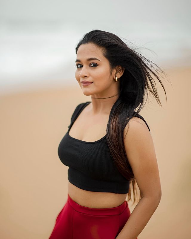  இந்த சீரியல் தெலுங்கில் ‘வடிநம்மா’ என்ற பெயரிலும், கன்னடத்தில் ‘வரலக்‌ஷ்மி ஸ்டோர்ஸ்’ என்றும் ஒளிபரப்பாகி வருகிறது.