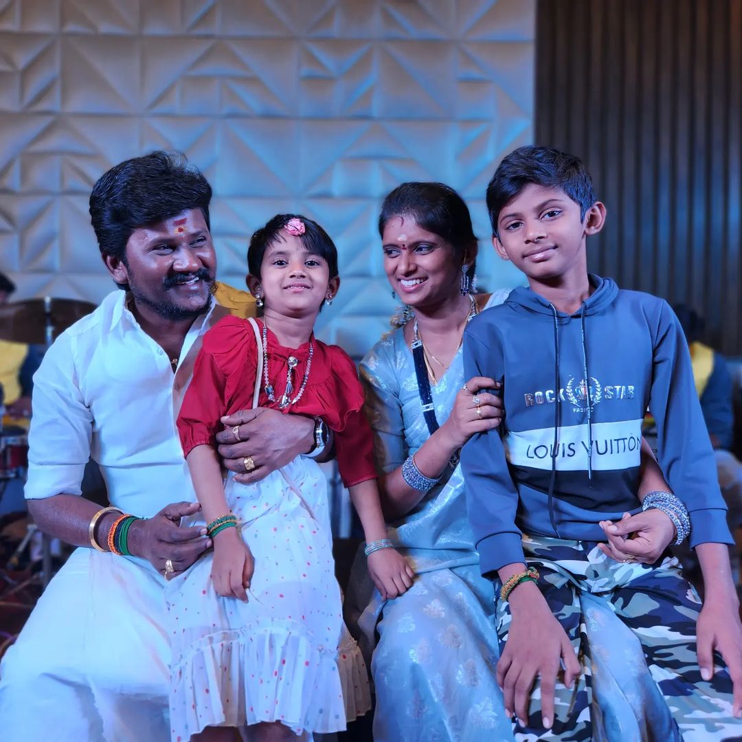  முதன் முதலில் தங்கள் குடும்பப் படத்தை இன்ஸ்டகிராமில் வெளியிட்டுள்ளார் சூப்பர் சிங்கர் பிரபலமும், பாடகியுமான ராஜலட்சுமி செந்தில் கணேஷ்.