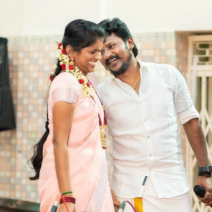  கடந்தாண்டு தங்கள் சொந்த ஊரான புதுக்கோட்டையில் பிரமாண்டமாக வீட்டு கட்டியதோடு, குழந்தைகளின் காதணி விழாவையும் நடத்தியிருந்தனர்.