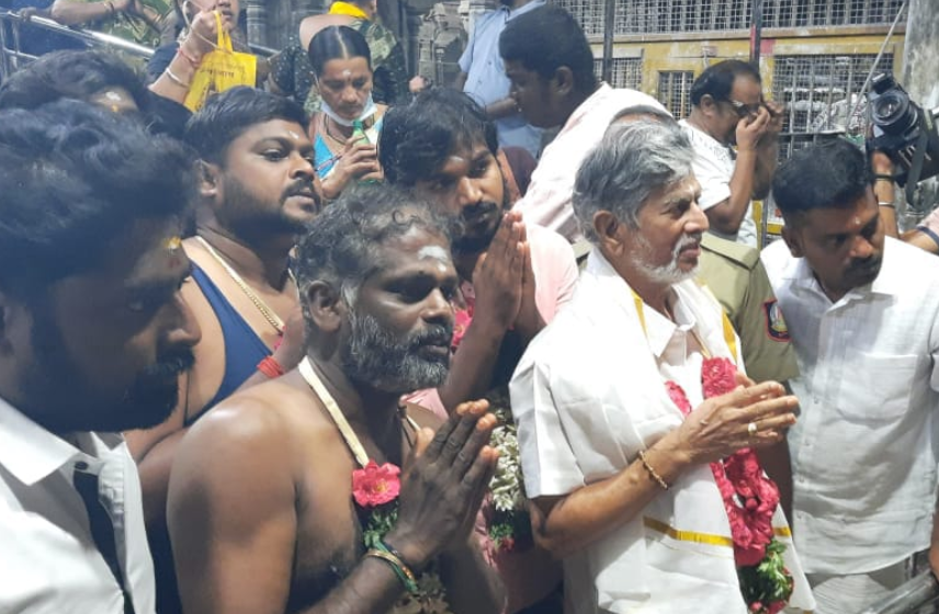  பின்னர் பத்திரிக்கையாளர்களிடம் பேசிய அவர், ”எனக்கு மட்டும் நான் பிரார்த்தனை செய்யவில்லை. எனது மகன் விஜய்யின் குடும்பம் மற்றும் அவரது ரசிகர்களுக்கும் சேர்த்து தான் பிராத்தனை செய்தேன்” என்றார்.