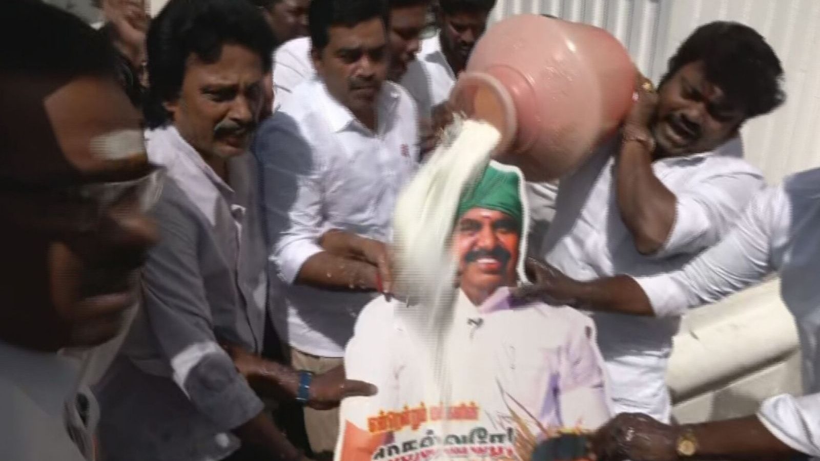 அதிமுக வசமானதால் எடப்பாடி பழனிசாமி அணியினர் கொண்டாட்டம்..!