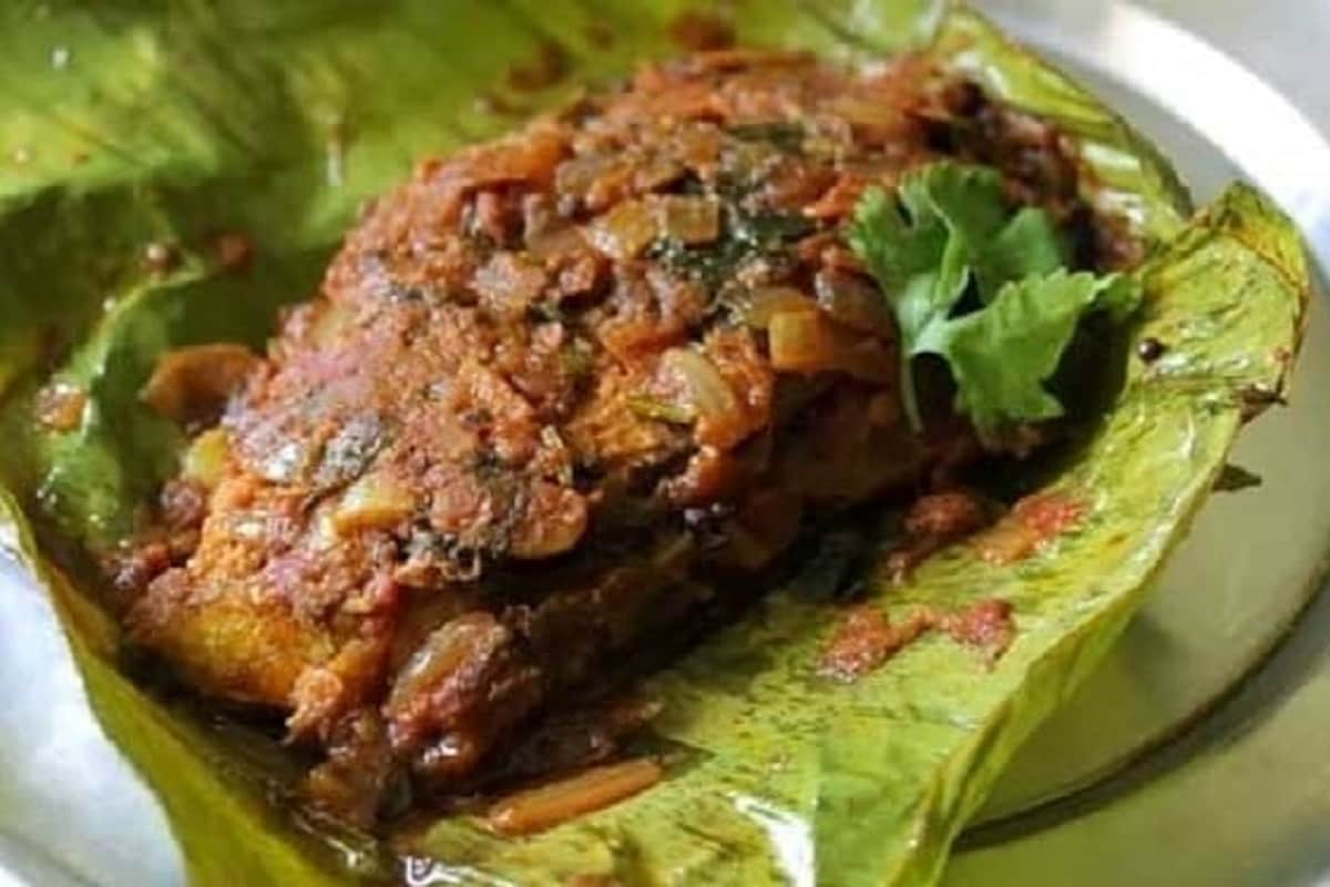  மீன் வறுவல் சாதாரணமாக சட்டியிலோ அல்லது தோசை கல்லிலோ மசாலவை தடவி அப்படியே வறுத்துதான் சாப்பிடுவோம். ஆனால் கேரளா ஸ்டைலில் பொதி மீன் என்று சொல்லப்படும் வாழை இலை மீன் வறுவல் செய்வது எப்படி என்பதை இந்த பதிவில் தெரிந்துக் கொள்ளலாம்.