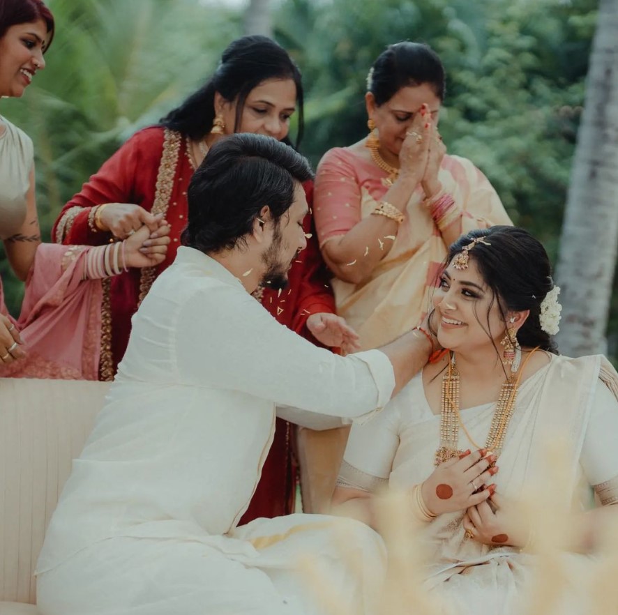  தேவராட்டம் படத்தில் ஒன்றாக நடித்து பின் காதலில் விழுந்த, கெளதம் கார்த்திக் - மஞ்சிமா மோகன் ஜோடி கடந்த 20222 ஆம் ஆண்டு நவம்பர் 23-ம் தேதி திருமணம் செய்துக் கொண்டது.