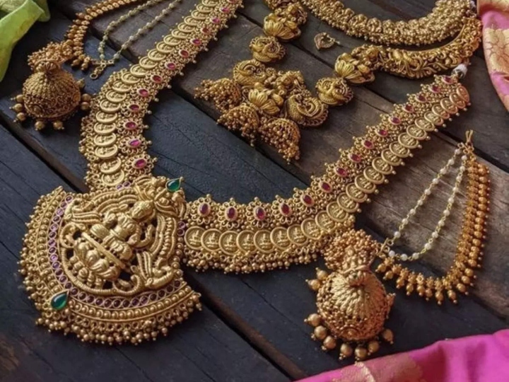  தங்கம் விலை தொடர்ந்து அதிகரித்து வருவதால் திருமணம் உள்ளிட்ட விசேஷ நிகழ்வுகளுக்கும், சொந்த தேவைகளுக்காகவும் நகை வாங்க இருந்தோர் கலக்கமடைந்துள்ளனர்.