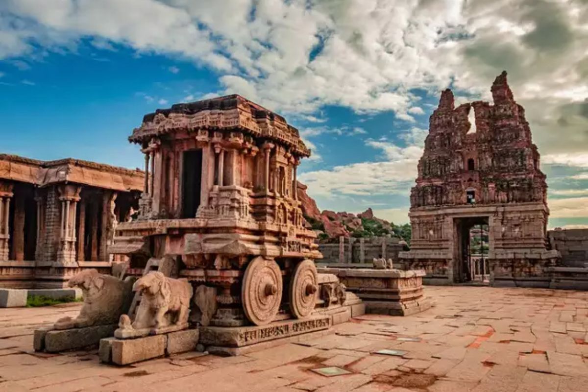  பொதுவாக எல்லாரும் செல்லும் இடங்கள் இல்லாமல் வித்தியாசமான இடத்திற்கு போக நினைத்தால் ஹம்பி உங்களுக்கு அட்டகாசமான பயண அனுபவத்தை வழங்கும். இங்குள்ள கட்டிட கலைகள் போட்டோஷூட் செய்ய பக்காவான தளத்தை ஏற்படுத்திக்கொடுக்கும்.