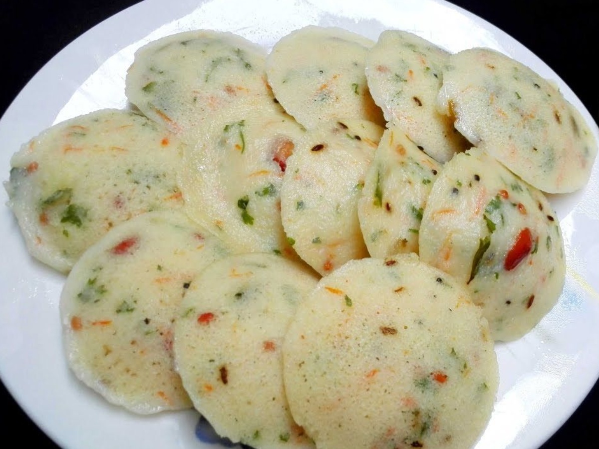  ரவா இட்லி - தேவையான பொருட்கள் : வறுத்த ரவை - 1 கப், தயிர் இரண்டு ஸ்பூன்,, காய்கறிகள் - ஒரு கப் (நறுக்கியது) , ஈனோ சால்ட் -ஒரு தேக்கரண்டி, உப்பு, எணணெய் மற்றும் கடுகு - தேவையான அளவு