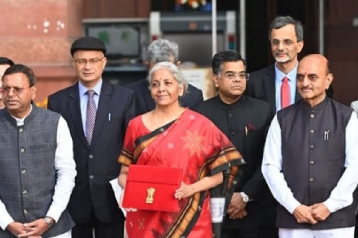 பட்ஜெட் தினத்தில் கவனம் ஈர்த்த நிர்மலா சீதாராமனின் சிவப்பு நிற புடவை!