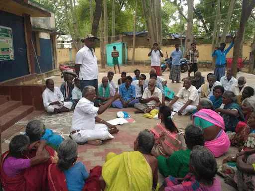  சுய உதவி குழு என்பது கிராம/நகர்ப்புற ஏழை மக்களுக்கான ஒரு சிறிய குழு. உறுப்பினர்கள் தங்களின் அரசியல்/சமுதாய/பொருளாதார நிலையை மேம்படுத்தி கொள்வதற்காக தாமாக முன்வந்து அமைக்கப்படும் குழு ஆகும். குறைந்தது 20 உறுப்பினர்கள் தாமாக முன் வந்து இத்தகையதொரு குழுவை உருவாக்கிக் கொள்ள முடியும்.