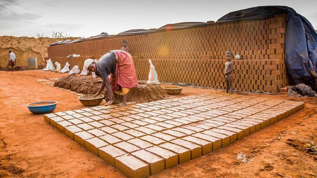  முந்தைய, 12 மாதங்களில் நாள் எதிலும் 20 அல்லது 20க்கு குறைவான தொழிலாளர்களை பணியமர்த்திய/ பணியமர்த்தப்பட்டிருக்கும் நிறுவனதிற்கு இந்த சட்டம் பொருந்தாது. புதிதாக தொடங்கப்பட்ட தொழில் நிறுவனத்தின் முதல் இரண்டு ஆண்டுகளுக்கு இச்சட்டம் பொருந்தாது.