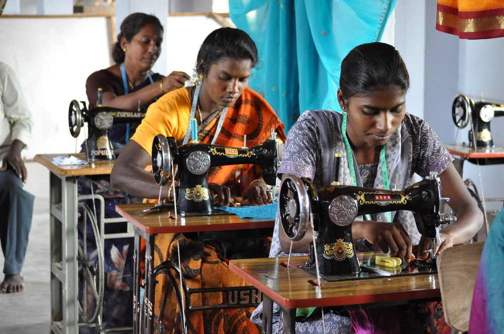  கடந்த 10 ஆண்டுகளில், கிட்டத்தட்ட 3 லட்சத்திற்கும் மேற்பட்ட தொழிலாளர்கள் பயனடைந்துள்ளனர். மேலும், விவரங்களுக்கு மாவட்ட தொழிலாளர் துணை ஆய்வளாரை தொடர்பு கொள்ளலாம். http://www.labour.tn.gov.in/grievances.php என்ற இணையத்தில் நேரடியாக உங்கள் புகார் மனுவைத் தாக்கல் செய்யலாம்.