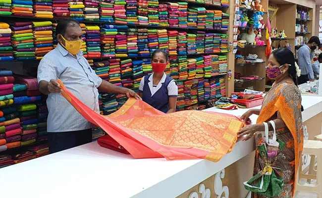  Permanent Full-Time Employment: கடைகள், தொழிற்சாலைகள், வணிக நிறுவனங்கள், பெருந்தோட்டங்கள், பீடி தொழிற்சாலைகள், போக்குவரத்து நிறுவனங்கள் போன்ற தொழில் நிறுவனங்களில் பணிபுரிபவர்களுக்கு இந்த சட்டம் பொருந்தும்.