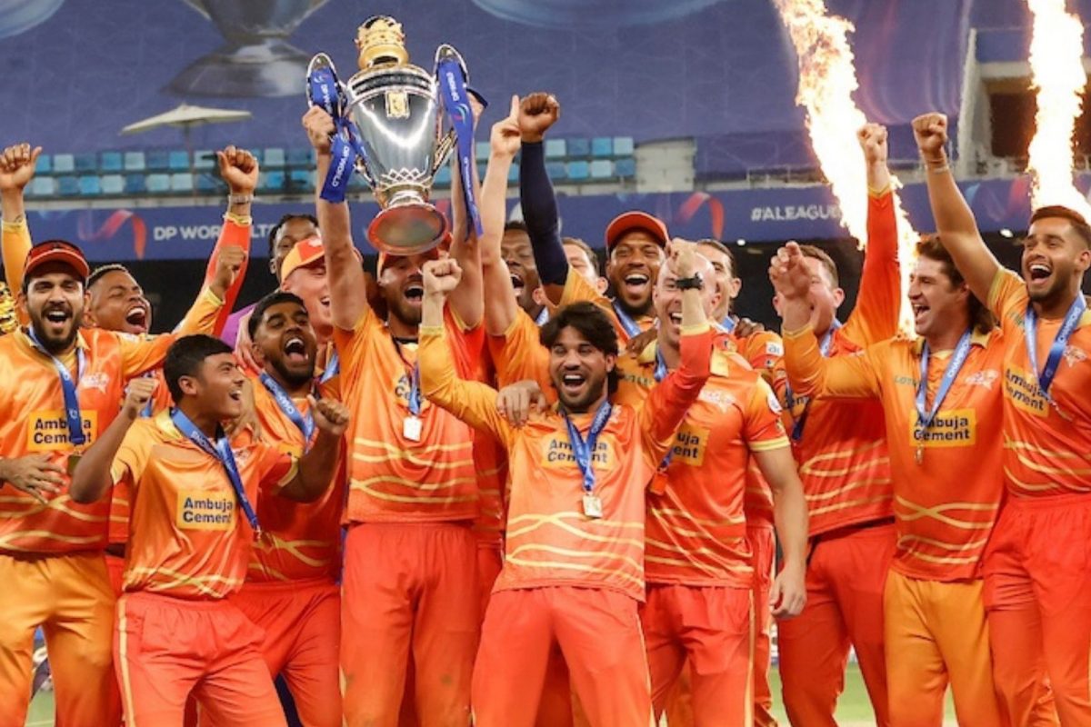 சீசன் 1-இல் சாம்பியன் பட்டம் வென்ற கல்ஃப் ஜெயன்ட்ஸ் அணி. 