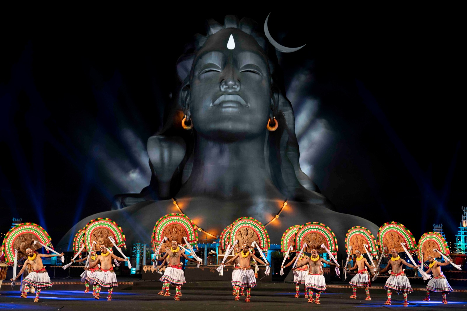  ‘நடராஜர்’ கோவில் கொண்டுள்ள நம் தமிழ் மண்ணில் கொண்டாடப்படும் ஈஷா மஹா சிவராத்திரி விழா வழக்கம்போல் இந்தாண்டும் பல்வேறு மாநில கலைஞர்களின் இசை மற்றும் நடனங்களுடன் களைக்கட்ட தயாராகிவிட்டது.