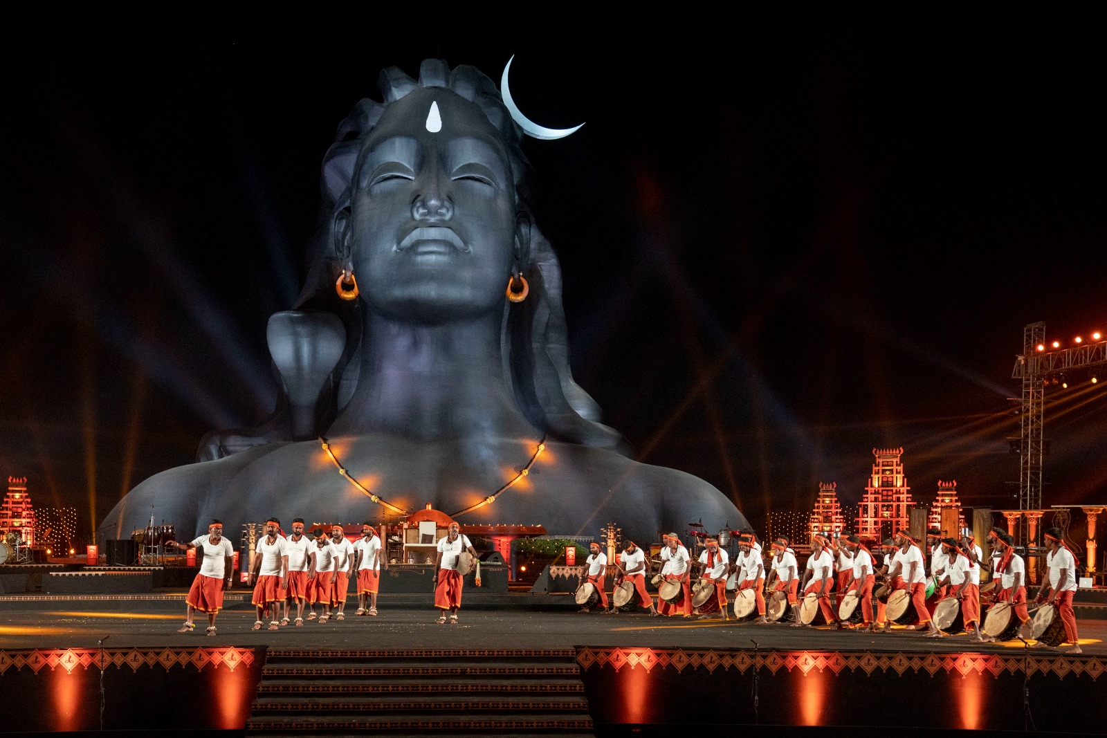  இத்தகைய சிறப்பு வாய்ந்த தமிழ் மண்ணில் ஈஷா மஹாசிவராத்திரி விழா கடந்த 25 ஆண்டுகளுக்கு மேலாக மிக விமர்சையாக கொண்டாப்பட்டு வருகிறது. சிவனுக்கு உகந்த இந்த ராத்திரியில் அவருடைய ‘நடராஜர்’ அம்சத்தை மக்கள் அனுபவப்பூர்வமாக உணர்ச்சி நிலையில் உணர்வதற்காக இவ்விழாவில் பல்வேறு விதமான இசை மற்றும் நடன நிகழ்ச்சிகள் அரங்கேற்றப்படுகின்றன.