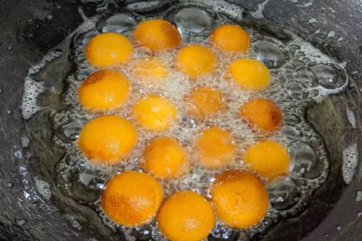  இப்போது ஏற்கனவே காய்ச்சி வைத்திருந்த சர்க்கரை பாகில், இந்த உருண்டைகளை சேர்த்து மீண்டும் லேசாக சூடேற்றவும். பின்னர் அதனை ஒரு மணி நேரம் இந்த சர்க்கரைப் பாகில் ஊற வைக்க வேண்டும். சர்க்கரை பாகில் ஊறிய பிறகு உருண்டைகள் நல்ல சாஃப்ட்டாகவும், ஸ்வீட்டாகவும் மாறி விடும். இப்போது, பிரெட் குலோப் ஜாமூன் ரெடி.