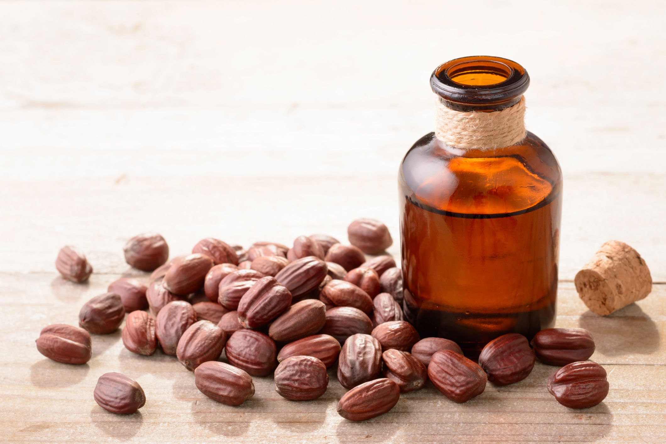  ஜோஜோபா எண்ணெய் (jojoba oil) வறண்ட சருமத்தை பாதுகாப்பதில் சிறப்பு வாய்ந்தது. இதில் துத்தநாகம் மற்றும் தாமிரம், வைட்டமின்கள் பி மற்றும் ஈ நிறைந்துள்ளது. இது சருமத்தை வலுப்படுத்த உதவும்.