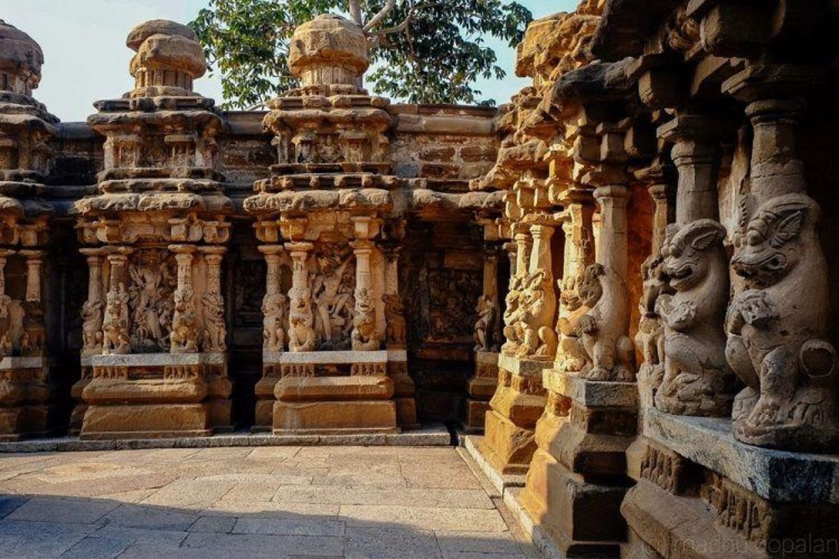  'ஆயிரம் கோவில்களின் நகரம்', 'தமிழ்நாட்டின் ஆன்மீகத் தலைநகரம்' மற்றும் 'பட்டு நகரம்' என்றெல்லாம் அழைக்கப்படும் இந்த காஞ்சிபுரமும் லோக்கல் ரயில் எளிதாக செல்லக்கூடிய இடம் ஆகும்.உலகப் புகழ்பெற்ற காமாட்சி அம்மன் கோயில், ஏகாம்பரேஸ்வரர் கோயில், வரதராஜ பெருமாள் கோவில் மற்றும் பல கோயில்கள், காஞ்சிகுடில், பட்டு நெசவு செய்யும் இடங்கள் ஆகியவற்றை இங்கே காணத் தவறாதீர்கள்.
