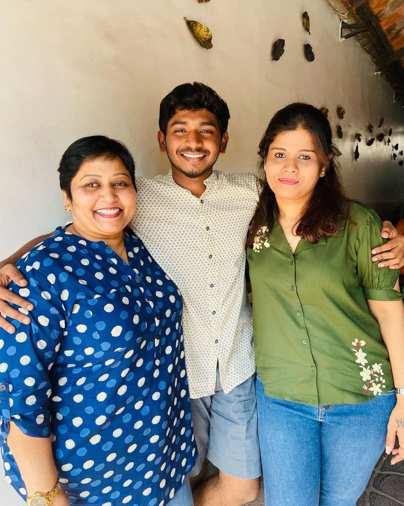  மகன் கென் கருணாஸ் வெற்றிமாறனின் 'அசுரன்' படத்தில் தனுஷ் மற்றும் மஞ்சு வாரியரின் இளைய மகனாக நடித்து தமிழ் சினிமாவுக்கு அறிமுகமானார்.
