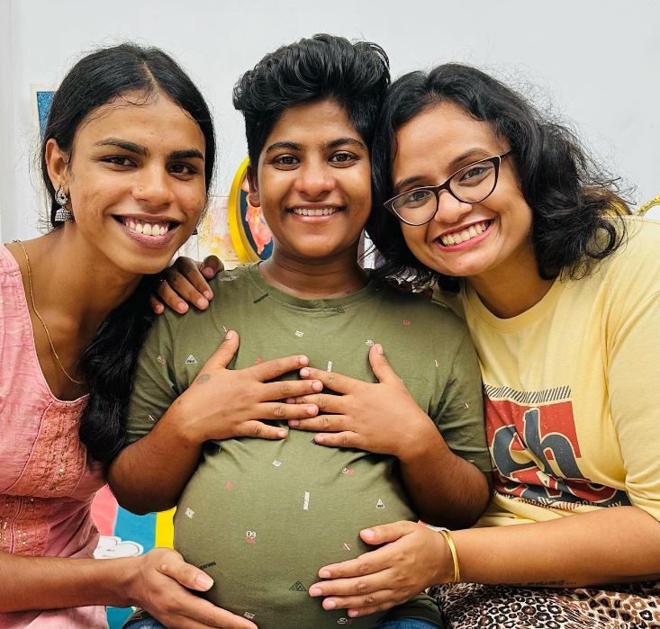  கேரள மாநிலத்தை சேர்ந்த திருநர் தம்பதி ஸியா (Ziya) - ஸாஹத் (Zahadh) தம்பதிக்கு குழந்தை பிறந்தது. திருநம்பி ஸாஹத் பிரசவமாக இருந்த நிலையில் நேற்று அறுவகை சிகிச்சை மூலம் குழந்தை பிறந்தது.