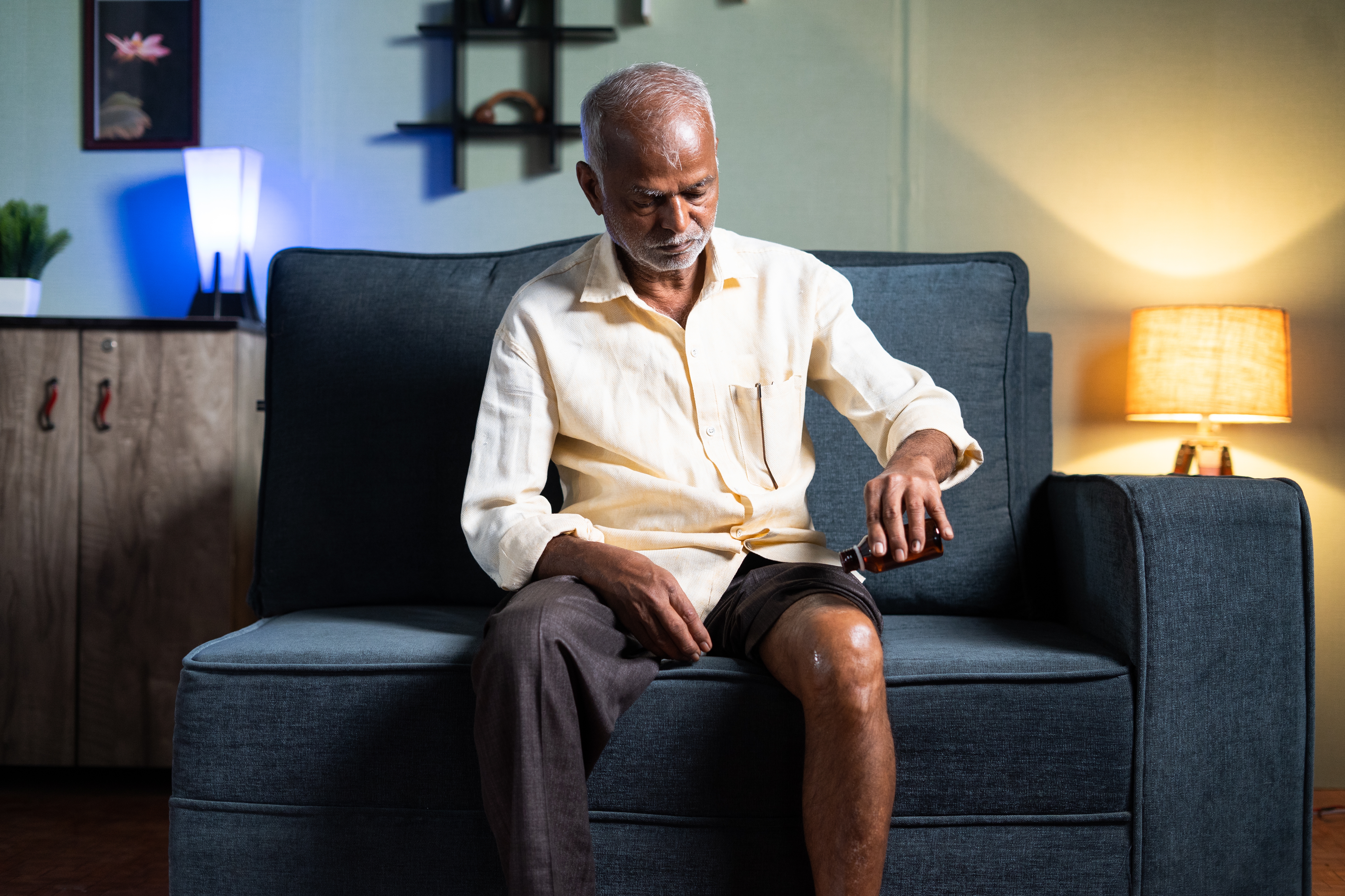  மூட்டு வலி பிரச்சனையால் அவதிப்படும் பலரை நம்மால் இன்று காண முடிகிறது. ஆண் பெண் வித்தியாசம் இன்றி இளம் வயது முதல் பெரியவர்கள் வரை பலரும் மூட்டுகளில் ஏற்படும் பிரச்சனைகளால் பாதிக்கப்பட்டுள்ளனர். உண்மையில் நம்முடைய மூட்டுகளில் உள்ள ஜவ்வின் உதவியுடன் தான் நம்மால் அவற்றை எளிதாக நீட்டவும் மடிக்கவும். முடிகிறது. மூட்டுகளில் உள்ள தசை நார்களில் பிரச்சனை, சுளுக்கு, மற்றும் மூட்டுகளில் எலும்புகளில் பிரச்சினை ஏற்படும் போது அவை மூட்டுகளை பலவீனமாக்குவதுடன் வலியையும் உண்டாக்குகிறது.