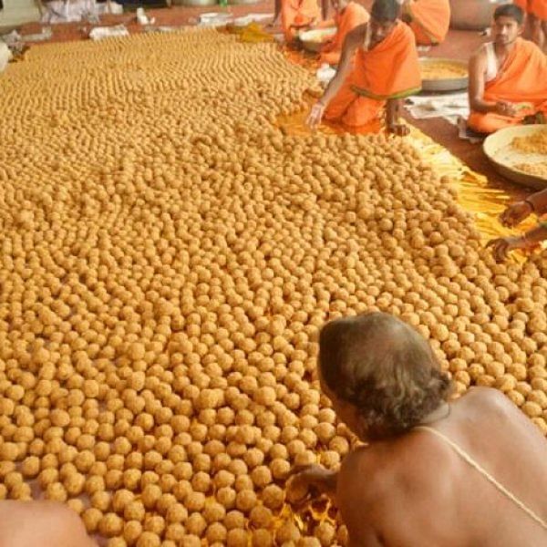  திருப்பதி பிரம்மோற்சவம் மற்றும் விழாக்காலங்களில் 5 லட்சம் லட்டுகள் வரை தயாரிக்கப்படும். நாள் ஒன்றுக்கு 8 லட்சம் லட்டுக்களை செய்யும் திறன் கொண்டதாக லட்டு கூடம் அமைக்கப்பட்டுள்ளது. தற்போது ரிலையன்ஸ் இண்டஸ்ட்ரீஸ் முழு ஆதர்வில் புதிய அமைப்பில் பூந்தி ஆலையில் மனிதர்கள் இல்லாமல் பூந்தி உருவாக்கப்படும் என அறிவிக்கப்பட்டுள்ளது. இதற்காக ஜெர்மனி, ஆஸ்திரேலியா மற்றும் சுவிட்சர்லாந்து ஆகிய நாடுகளிலிருந்து இயந்திரங்கள் இறக்குமதி செய்யப்படவுள்ளன. உயர்தர இயந்திரங்கள் மூலம் லட்டு தயாரிக்கத் தேவஸ்தானம் முடிவு செய்துள்ளது.
