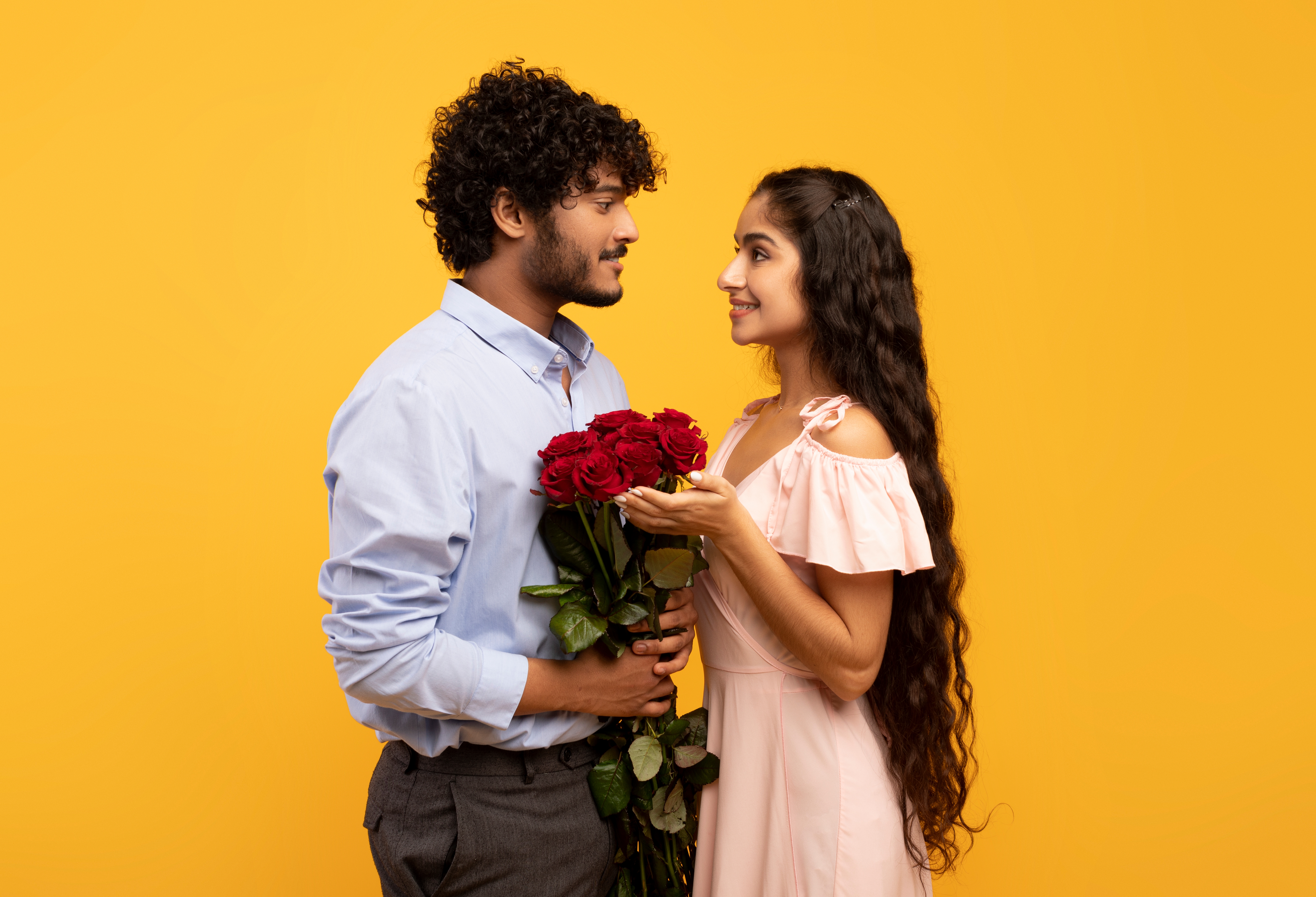  ,[object Object], காதலர் தின வாரத்தின் முதல் நாள் ரோஜா தினம் அதாவது ரோஸ் டே கொண்டாடப்படுகிறது. இந்த நாளில் சிவப்பு ரோஜாக்களை ஒருவருக்கொருவர் கொடுத்து மகிழ்வார்கள். நீங்களும் உங்களது அன்புக்குரியவர்களுக்கு சிறந்த பரிசுகளை ரோஸ் டே வில் கொடுக்க முயற்சித்தால் ஒரு பெரிய சிவப்பு ரோஜாக்களின் பூச்செண்டை விட சிறந்தது எதுவுமில்லை. இதோடு வாழ்த்து அட்டை, பிடித்த சாக்லேட்டுகளையும் இணைத்து நீங்கள் அனுப்பலாம்.