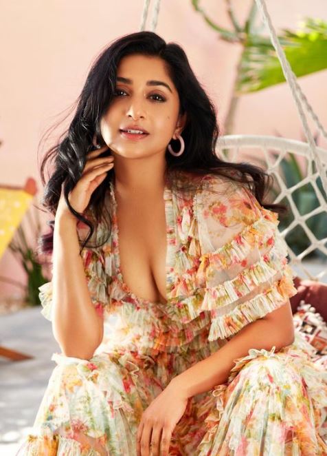  அதுமட்டுமில்லாமல் தமிழக அரசின் சிறந்த நடிகைக்கான விருது மற்றும் கலைமாமணி விருது என இளம் வயதிலேயே பல்வேறு விருதுகள் மீரா ஜாஸ்மினுக்கு கிடைத்தன.