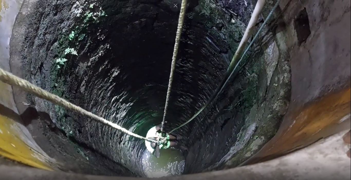  சம்பவ இடத்திற்கு சென்ற போலீசார் இரவு நேரம் என்றும் பாராமல் குழந்தையை தேடும் முயற்சியில் தீவிரமாக ஈடுபட்டனர். கிணற்றில் விழுந்திருக்குமோ என்றெல்லாம் எண்ணி தண்ணீரை வாரி தேடியுள்ளனர். சிசிடிவியிலும் குழந்தை பதிவாகதால், குழந்தை அருகில் தான் இருக்க வேண்டும் என்பதை கண்டறிந்தனர். தொடர்ந்து போலீசார் வீடு வீடாக சென்று குழந்தை இருக்கிறதா என சோதனை மேற்கொள்ள ஆரம்பித்தனர்.