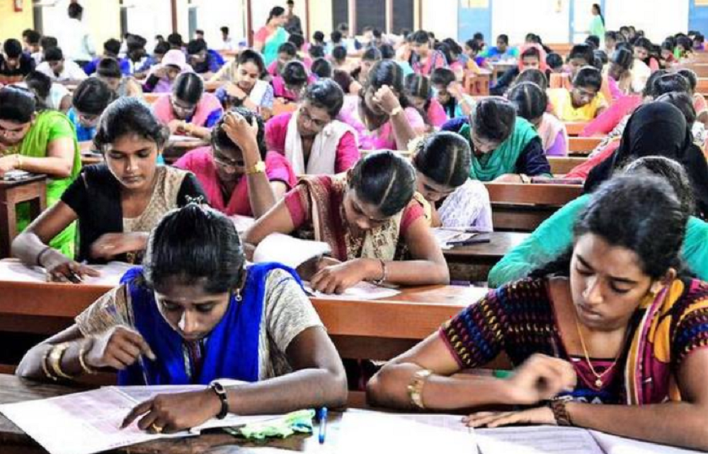  தமிழ்நாடு அரசுப் பணிகளுக்குத் தயாராகும் தேர்வர்கள் மத்திய அரசில் கொட்டிக்கிடக்கும் வேலைவாய்ப்புகளைத் தவற விடுகின்றனர். SSC MTS தேர்வைத் தமிழ் மொழியில் எழுதலாம் என்ற நிலையில் டிஎன்பிஎஸ்சி தேர்வுகளுக்குத் தயாராகும் தேர்வர்கள் மத்திய அரசின் 11 ஆயிரம் காலிப்பணியிடங்களுக்கு விண்ணப்பிக்கலாம்.