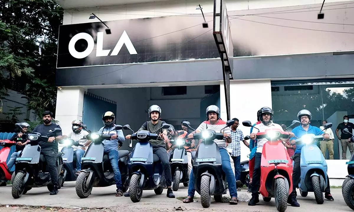  வாடிக்கையாளர்களின் தேவைக்கு ஏற்ப ஓலா நிறுவனம் ஓலா எலெட்ரிக் வாடிக்கையாளர் மையங்களை அமைத்தது. இதில் ஏற்கனவே 200க்கும் மேற்பட்ட எக்ஸ்பீரியன்ஸ் சென்டர்களை அறிமுகம் செய்த நிறுவனம், தற்போது 500 மையங்களை, இந்த ஆண்டு மார்ச் மாத இறுதிக்குள் அறிமுகம் செய்ய இருப்பதாக அறிவித்துள்ளது.