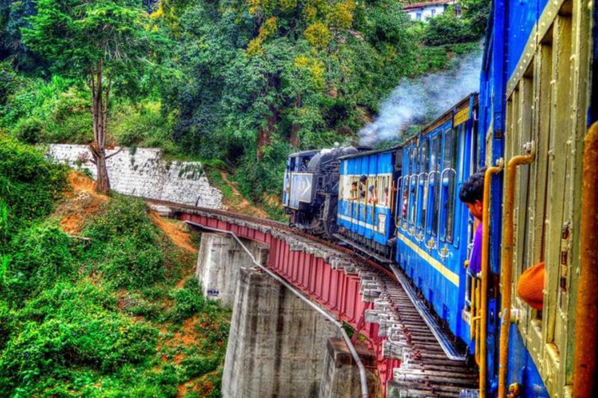  மலைகளின் அரசி என்ற பெருமையை சுமந்து நிற்பவள் நீலகிரி மலை தான். மேற்கு தொடர்ச்சி மலைகளின் அமைந்துள்ள முக்கியமான சிகரங்களில் ஒன்று தொட்டபெட்டா. அவலாஞ்சி ஏரி, தொட்டபெட்டா சிகரம், மான் பூங்கா, எமரால்டு ஏரி, ஊட்டி தாவரவியல் பூங்கா, ஊட்டி ஏரி, கலஹட்டி நீர்வீழ்ச்சி, முதுமலை தேசிய பூங்கா, ஊட்டி மலை ரயில், ரோஸ் கார்டன் என்று பல சுற்றுலா தங்களை தன்னுள் ஒளித்துவைத்துள்ளது.