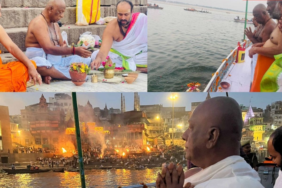 காசி கங்கை நதியில் தாயின் அஸ்தியை கரைத்தார் ஓபிஎஸ்