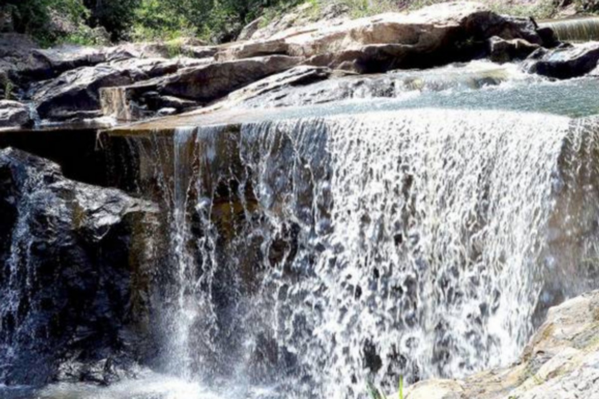  திருச்சி மாவட்டத்தில், பசுமை நிறைந்த மலைப்பகுதியில் பயணித்து, அருவிகளில் குளித்து மகிழ ஒருநாள் ட்டிரிப்புக்கு திட்டமிடுபவர்கள் இந்த பச்சை மலைக்கு வந்து என்ஜாய் பண்ணலாம்.