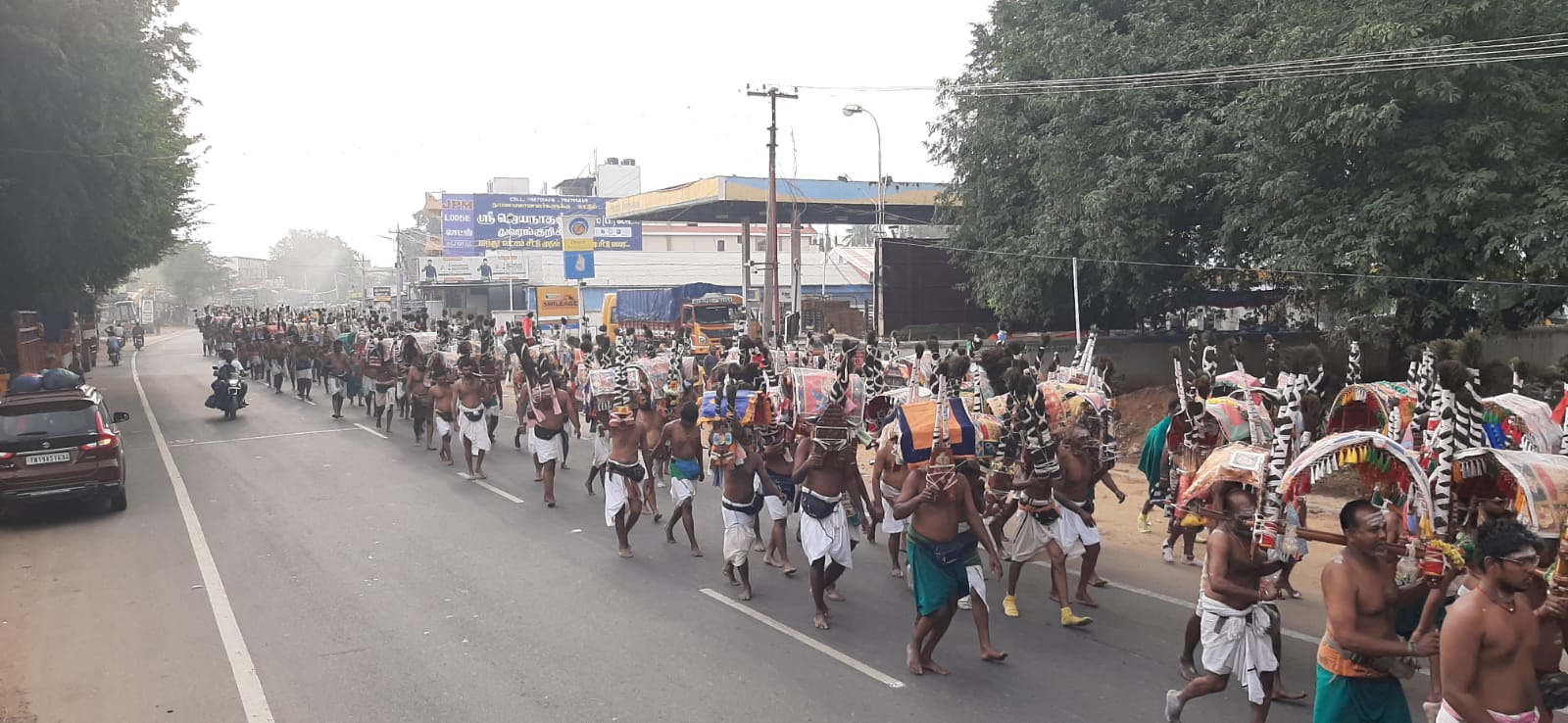  ஒட்டன்சத்திரத்தில் இருந்து பாதையாத்திரையாக காவடி எடுத்து வரும் பக்தர்கள்