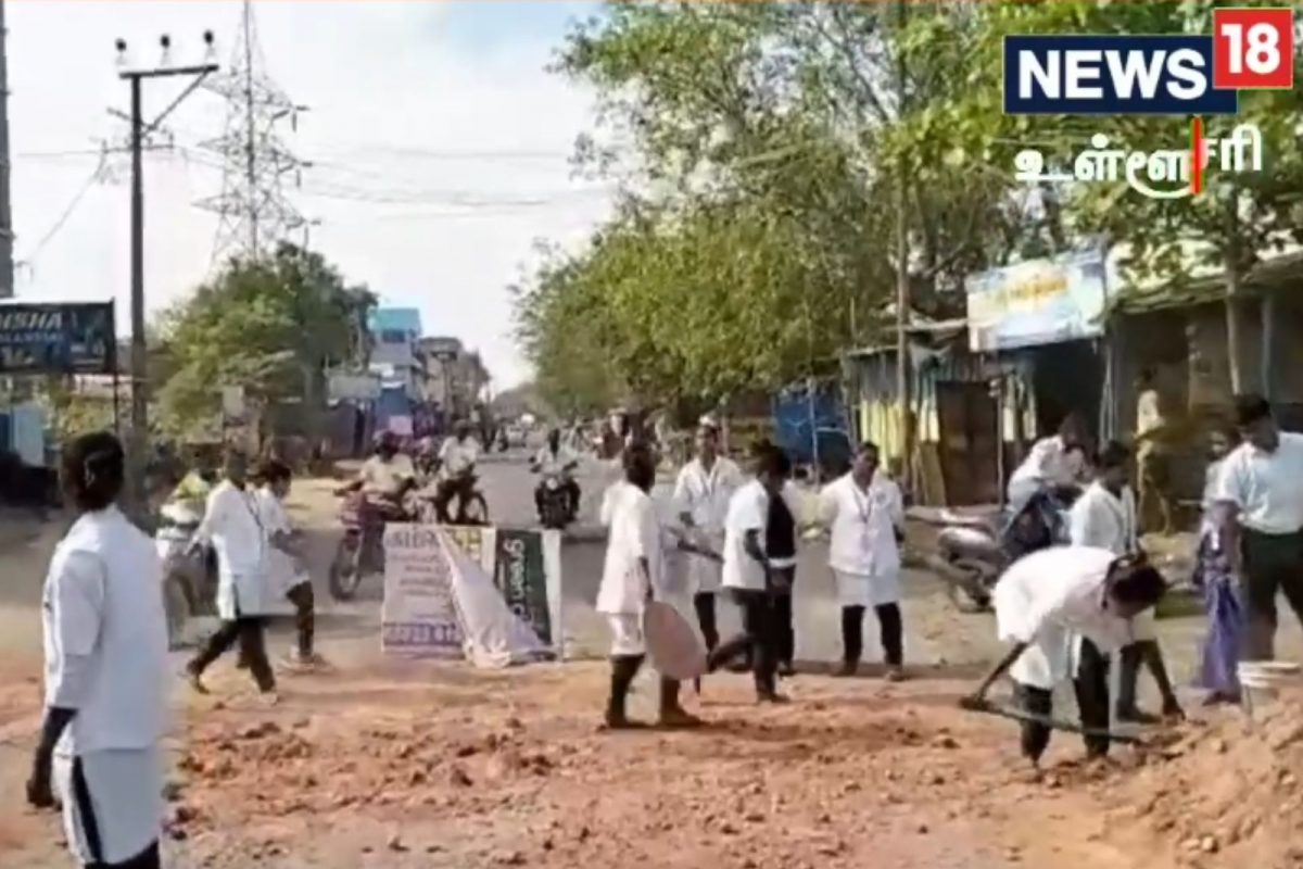 சாலையை சீரமைத்த மாணவிகள்