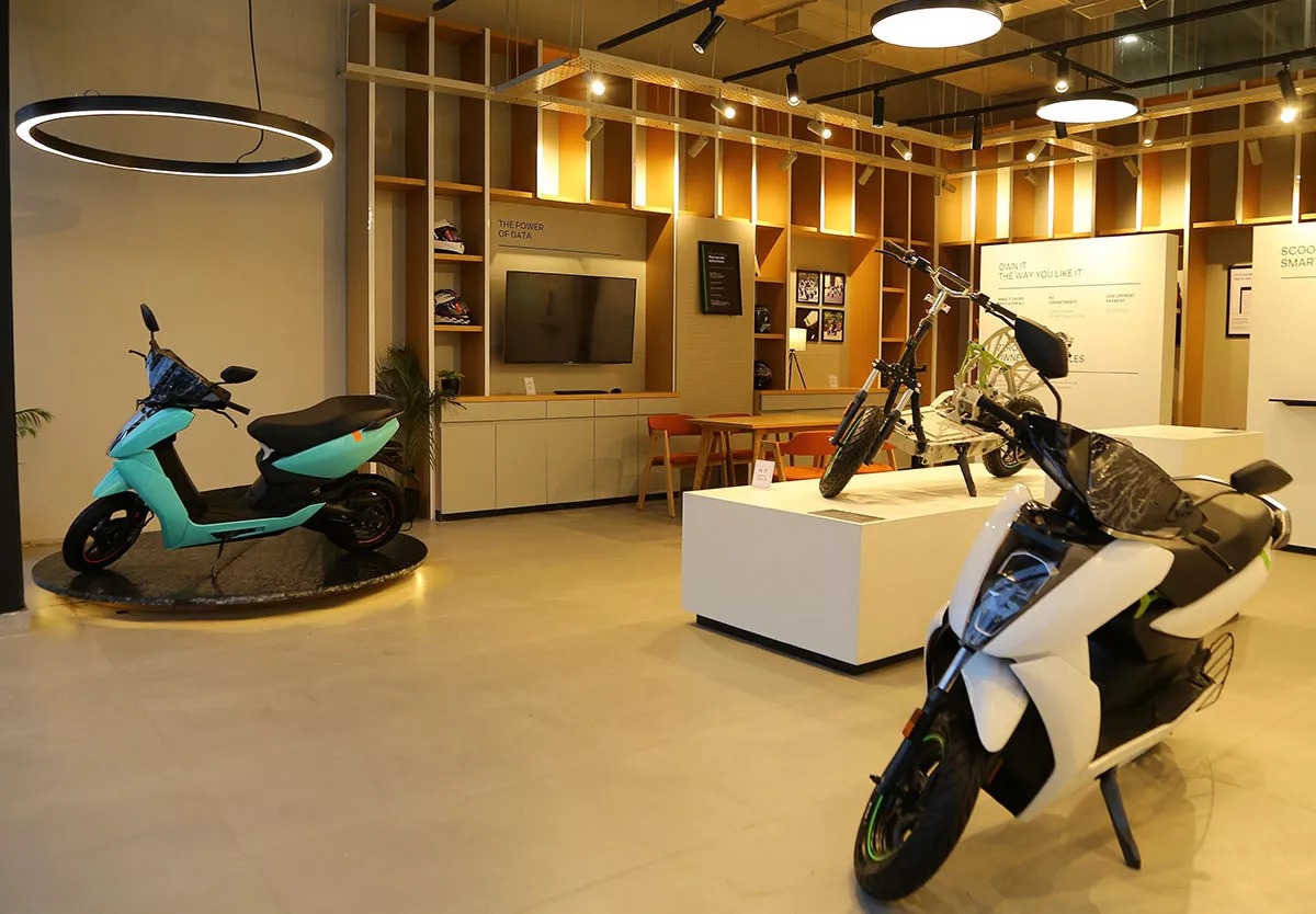  நிறுவனத்தின் சார்ஜிங் நெட்வொர்க்கானது Ather Grid app-ஆல் சப்போர்ட் செய்யப்படுகிறது. இது அனைத்து EV உரிமையாளர்களையும் ரியல் டைமில் தங்களுக்கு அருகில் உள்ள சார்ஜிங் ஸ்டேஷன்களின் லொக்கேஷனை கண்டறிந்து பயன்படுத்தி கொள்ள அனுமதிக்கிறது. ஏதர் எனர்ஜியின் ஃபாஸ்ட் சார்ஜிங் நெட்வொர்க்கை அனைத்து எலெக்ட்ரிக் இரு சக்கர வாகனங்கள் மற்றும் எலெக்ட்ரிக் நான்கு சக்கர வாகனங்கள் பயன்படுத்தலாம். மேலும் இந்த வசதி வரும் மார்ச் 2023 வரை இலவசமாக வழங்கப்படுகிறது.