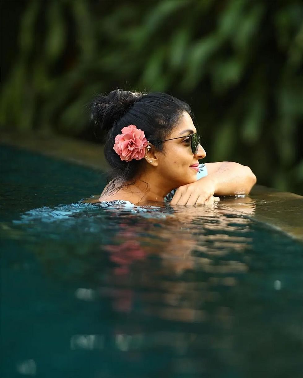  பிரபல தொலைக்காட்சி தொகுப்பாளினி பிரியதர்ஷினி, நீச்சல் குளத்தில் எடுத்துக் கொண்ட படங்களை சமூக வலைதளத்தில் பகிர்ந்துள்ளார்.