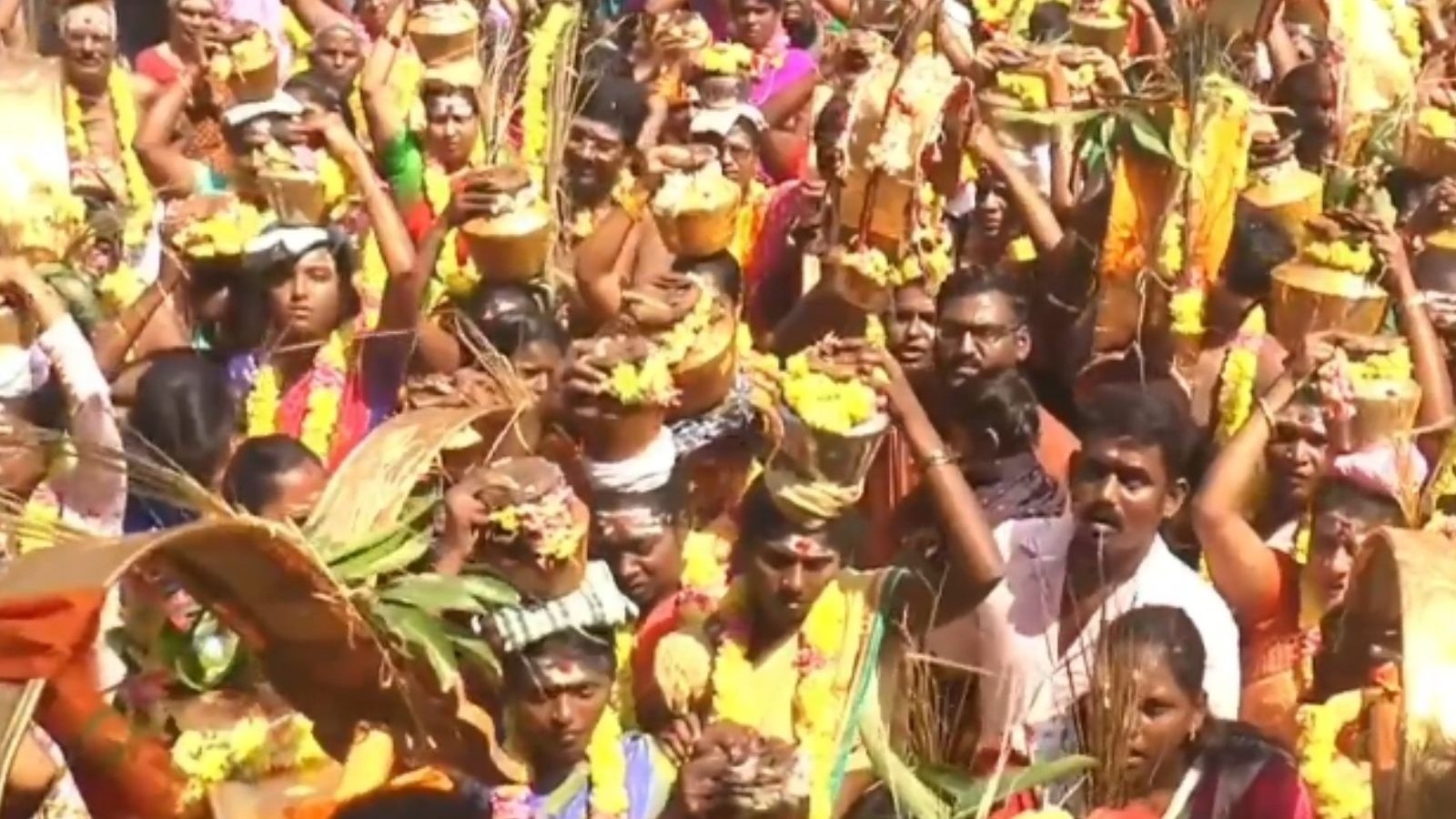 தைப்பூசத்தை முன்னிட்டு லாஸ்பேட்டை சிவசுப்பிரமணிய சுவாமி கோயிலில் காவடி மற்றும் பால்குடம் சுமந்த பக்தர்கள்...