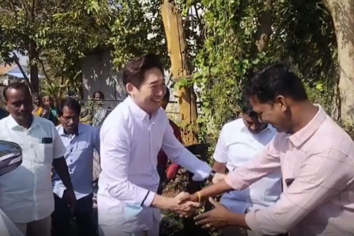 வேட்டி, சட்டையில் வந்த சிங்கப்பூர் தொழிலதிபர்