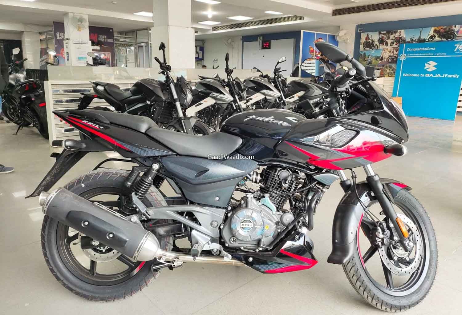  புதிய பல்சர் N250 மற்றும் F250 அறிமுகப்படுத்தப்பட்ட சில நாட்களிலேயே , கடந்த ஆண்டு இந்த Pulsar 220F மாடல் சைலென்ட்டாக நிறுத்தப்பட்டது. பஜாஜ் நிறுவனத்தின் Pulsar 220F முதன்முதலில் கடந்த 2007-ஆம் ஆண்டில் இந்தியாவில் அறிமுகப்படுத்தப்பட்டது. அறிமுகமானது முதல் மக்கள் மத்தியில் பிரபலமாக இருந்த இந்த பைக் மாடல் அவ்வப்போது சிறு சிறு அப்டேட்ஸ்களுடன் வாடிக்கையாளர்களை கவர்ந்தது.