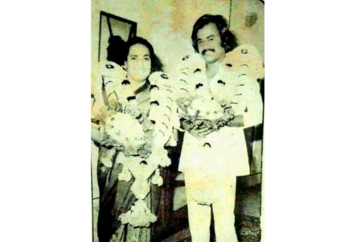  நடிகர் ரஜினிகாந்த கடந்த 1981ஆம் ஆண்டு லதாவை காதலித்து திருப்பதியில் திருமணம் செய்துகொண்டார். இவர்கள் இருவருக்கும் ஐஸ்வர்யா மற்றும் சௌந்தர்யா என இரு பெண் பிள்ளைகள் உள்ளனர்.