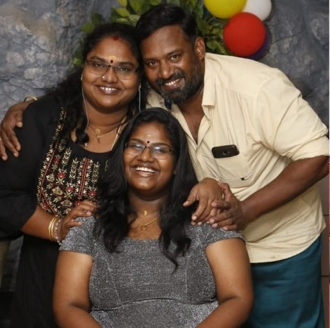  அனுமதியின்றி கிளிகளை வளர்த்ததாகக் கூறி அவற்றை வனத்துறை அதிகாரிகள் பறிமுதல் செய்தனர். பறிமுதல் செய்யப்பட்ட 2 கிளிகளும் கிண்டி சிறுவர் பூங்காவில் ஒப்படைக்கப்பட்ட நிலையில் இது தொடர்பாக விசாரணை மேற்கொள்வதாக தெரிவித்திருந்தனர்.