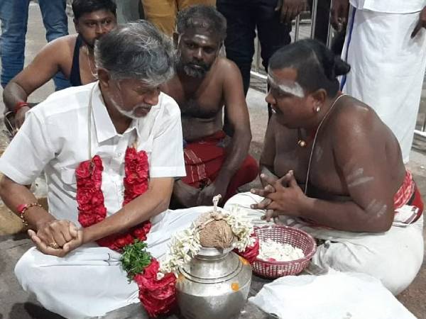  இந்நிலையில் ராமேஸ்வரம் ராமநாதசுவாமி கோயிலுக்கு சென்று எஸ்.ஏ. சந்திரசேகர் சாமி தரிசனம் செய்துள்ளார். அங்குள்ள தீர்த்த கடலில் நீராடி பின்னர் பசு மாட்டிற்கு பூஜை செய்து புத்தாடை அணிவித்தார்.