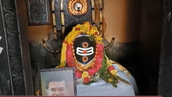  நடிகர் மயில்சாமியின் உருவப்படம் மேகநாதீஸ்வரர் கோயில் கருவறையில் வைத்து வழிபாடு செய்யப்பட்டுள்ளது.