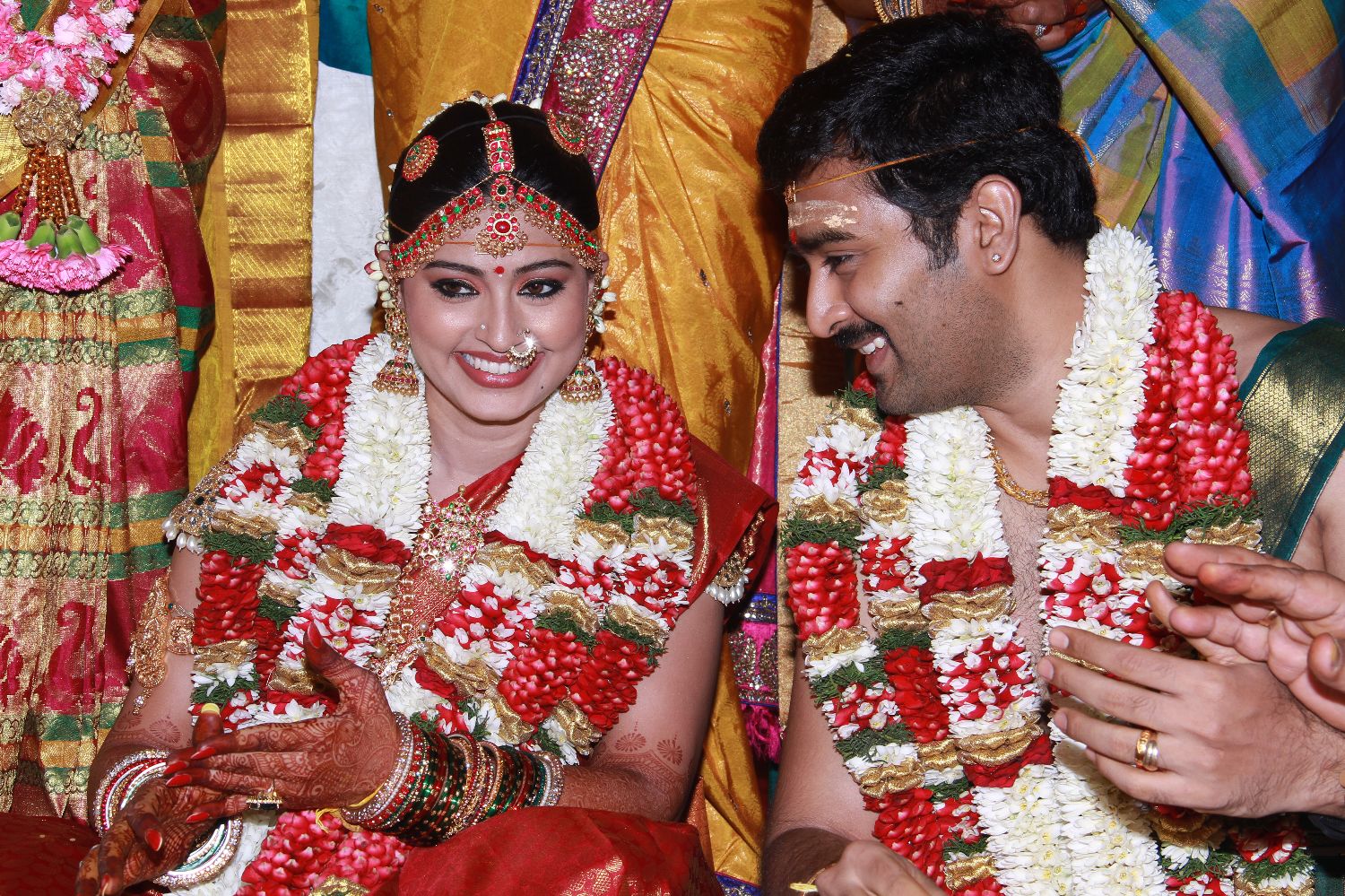 2009 ஆம் ஆண்டு சினேகா பிரசன்னாவுடன் ‘அச்சமுண்டு அச்சமுண்டு’ படத்தில் நடித்தபோது இவர்களுக்கு இடையே காதல் ஏற்பட்டது. அதனைத் தொடர்ந்து சினேகா-பிரசன்னா இருவரும் 2012 ஆம் ஆண்டு திருமணம் செய்து கொண்டார்கள். இவர்களுக்கு தற்போது ஒரு மகனும், மகளும் உள்ளனர்.