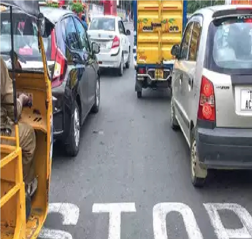  ஹெல்மெட் அணியாமல் வாகனம் ஓட்டுவது, மதுபோதையில் வாகனம் இயக்குதல் போன்ற விதிமீறல்களுக்கு அதிக அபராதம் விதிக்கப்படுகிறது.