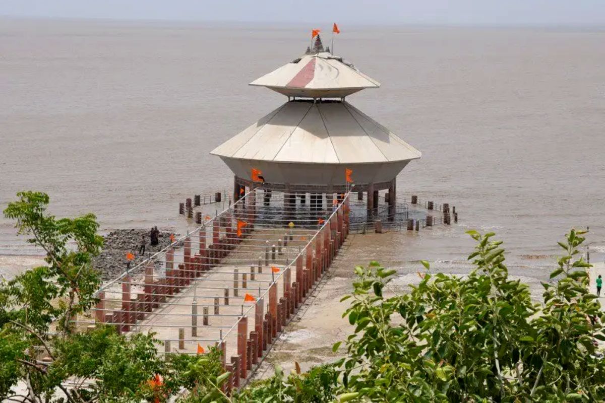  குஜராத்தில் உள்ள ஸ்தம்பேஸ்வர் மகாதேவ் கோவிலின் சுவாரசியமான விஷயம் என்னவென்றால், இது கடல்பகுதிக்கு உள்ளே கட்டப்பட்டுள்ளது. கடலில் குறைந்த அலைகள் உள்ள நேரங்களில் மட்டுமே இதை தரிசிக்க முடியும். அதிக அலைகளின் போது, ​​கோவில் கிட்டத்தட்ட கடலுக்குள் மறைந்துவிடும். தண்ணீர் இறங்கும் போது மட்டுமே மீண்டும் தோன்றும்.